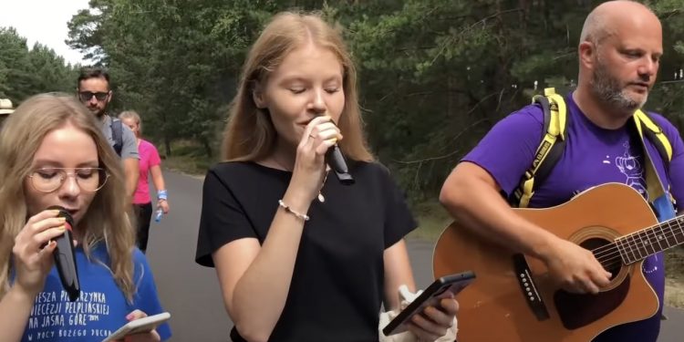 Nagrali pielgrzymkową wersję przeboju Sanah. Piosenka stała się hitem [WIDEO]