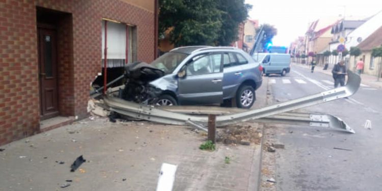 Pijany kierowca wjechał w dom. Prawie 2,5 promila