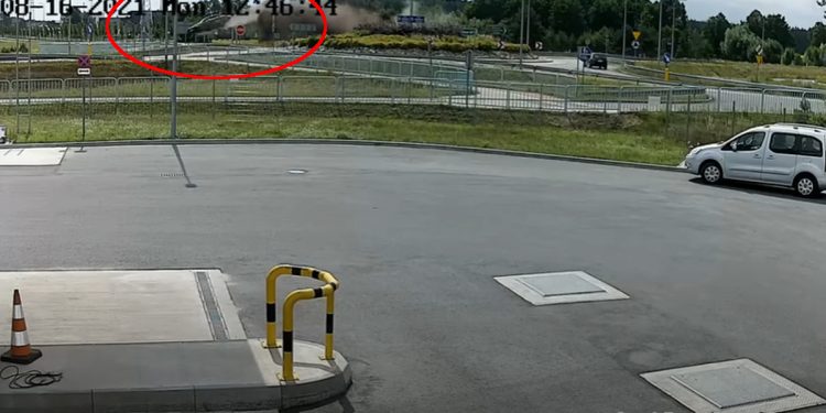 Przeleciał nad rondem w Nowej Soli! Nagranie rodem z filmów akcji [WIDEO]