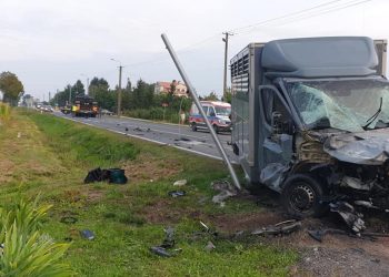 Samochód dostawczy zderzył się z lawetą… wiozącą czołg