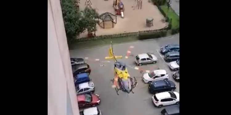 Śmigłowiec LPR lądował między blokami. Nagranie podbija sieć! [WIDEO]