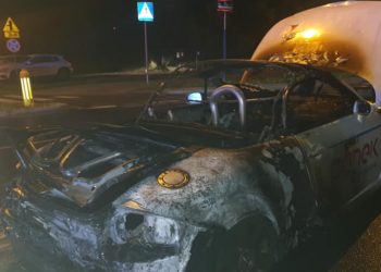 Sportowe audi z wypożyczalni spłonęło na ulicy. Kierowca jechał 170 km/h