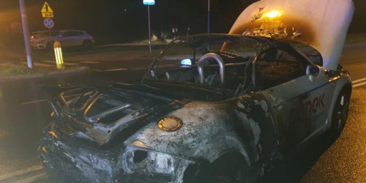 Sportowe audi z wypożyczalni spłonęło na ulicy. Kierowca jechał 170 km/h