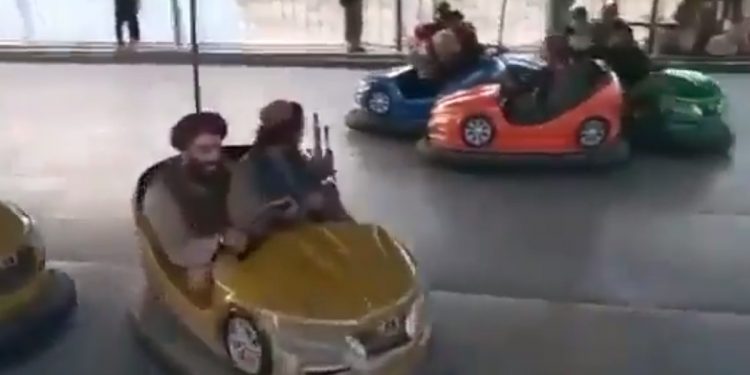 Talibowie świętują w wesołym miasteczku. Zdumiewające nagrania [WIDEO]