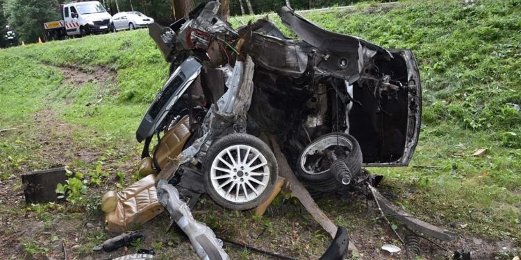 Audi owinęło się wokół drzewa. Potworny wypadek. Kierowca nie miał szans