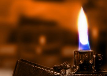 Oblał benzyną policjantów i siebie. Groził podpaleniem