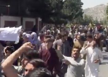 Horror w Afganistanie. Protestujący uciekają, w tle słychać strzały [WIDEO]