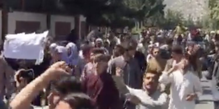 Horror w Afganistanie. Protestujący uciekają, w tle słychać strzały [WIDEO]