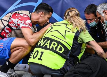 Ronaldo piłką znokautował pracownicę stadionu. Jego mina mówi wszystko [WIDEO]