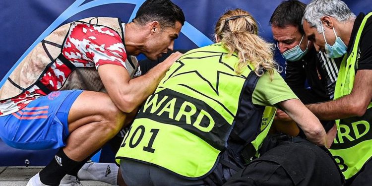 Ronaldo piłką znokautował pracownicę stadionu. Jego mina mówi wszystko [WIDEO]