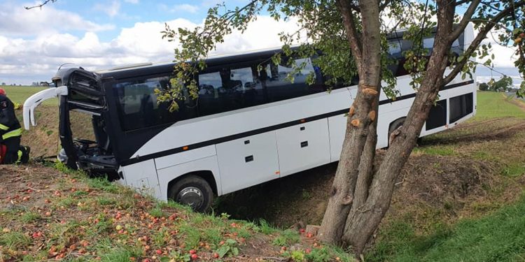 Autokar wpadł do rowu. 31 dzieci trafiło do szpitali!