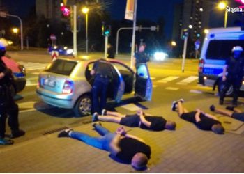 Pseudokibice potrącili policjantów! Zatrzymano pięć osób