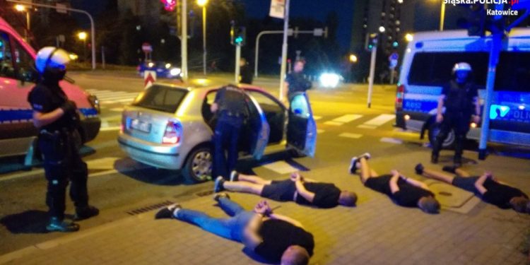 Pseudokibice potrącili policjantów! Zatrzymano pięć osób