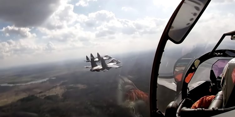 Rosjanie zrzucają bomby tuż przy polskiej granicy. Jest nagranie! [WIDEO]