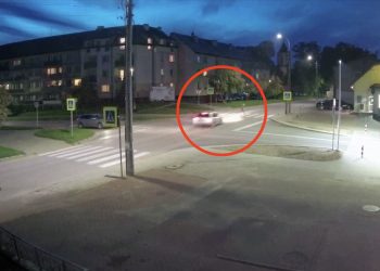 Potrącił pieszą na przejściu i uciekł z miejsca zdarzenia. Policja publikuje drastyczne nagranie [WIDEO]