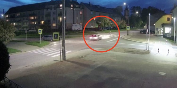 Potrącił pieszą na przejściu i uciekł z miejsca zdarzenia. Policja publikuje drastyczne nagranie [WIDEO]