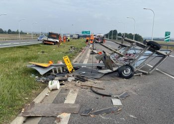 Tir zmiótł samochód Służby Drogowej! Jest nagranie koszmarnego wypadku [WIDEO]