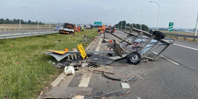 Tir zmiótł samochód Służby Drogowej! Jest nagranie koszmarnego wypadku [WIDEO]