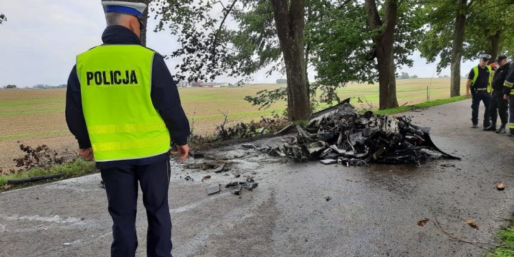 Wypadek pod Olszewem. Znani przedsiębiorcy spłonęli w porsche