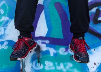 Dresowe spodnie męskie nie tylko po domu. Sprawdź najnowsze trendy w świecie dresu