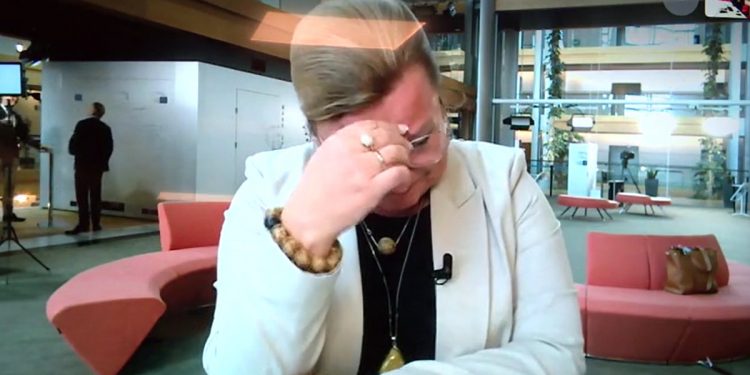 Kempa rozpłakała się na antenie. Sikorski przesadził. „Byłby w stanie bić kobiety”