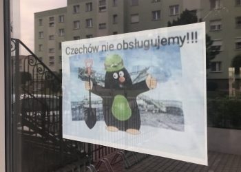 Dziennikarz pokazał zdjęcie czeskiej gazety. „Zobaczcie, jakie działanie ma jeden durny napis”