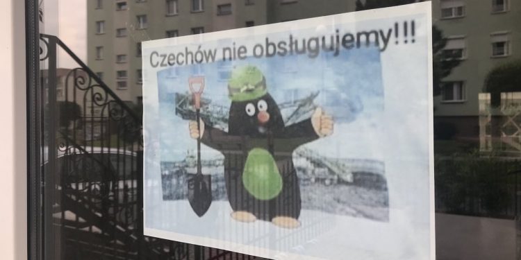 Dziennikarz pokazał zdjęcie czeskiej gazety. „Zobaczcie, jakie działanie ma jeden durny napis”