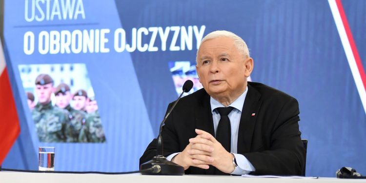Kaczyński i Błaszczak o Ustawie o obronie ojczyzny. „Radykalne umocnienie sił zbrojnych”