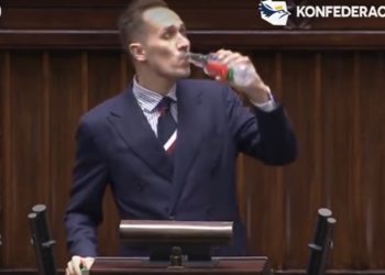 Berkowicz pije w Sejmie podczas debaty o akcyzie na alkohol: „Jesteście złodziejami i oszustami” [WIDEO]