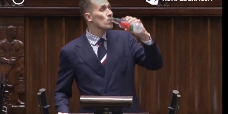 Berkowicz pije w Sejmie podczas debaty o akcyzie na alkohol: „Jesteście złodziejami i oszustami” [WIDEO]