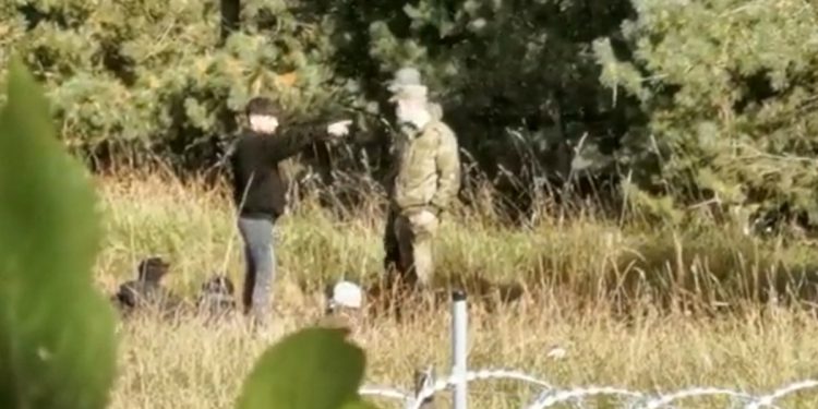 Białoruscy pogranicznicy pokazują imigrantom, jak przekroczyć granicę. Ujawniono nagranie [WIDEO]