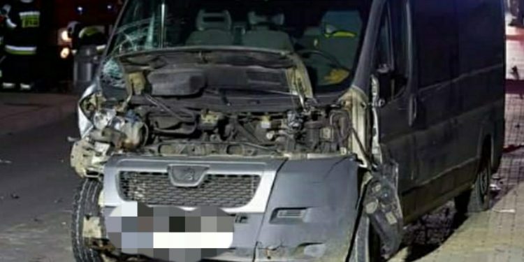 Dzieci na hulajnodze wjechały pod samochód. Ciężkie obrażenia