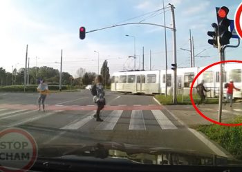 Dziecko na rowerku prawie wjechało pod tramwaj. Wstrząsające nagranie [WIDEO]