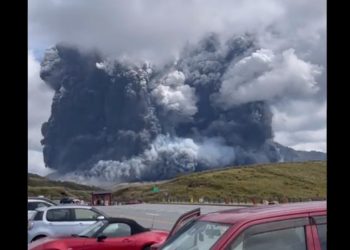 Erupcja wulkanu Aso! To jeden z największych na świecie. Nagrania ukazują skalę [WIDEO]