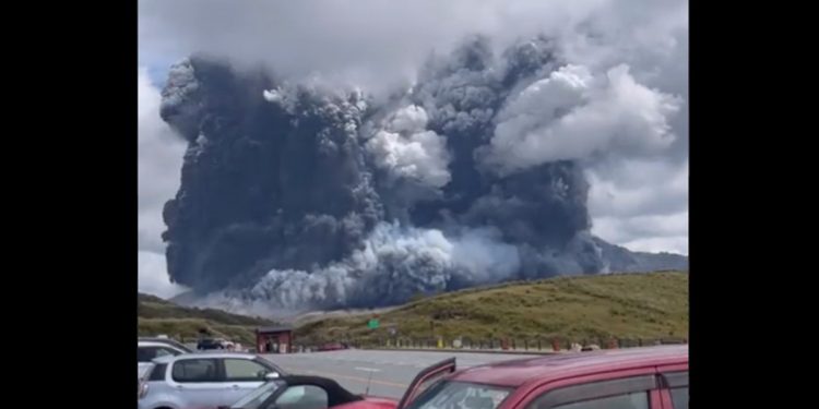 Erupcja wulkanu Aso! To jeden z największych na świecie. Nagrania ukazują skalę [WIDEO]