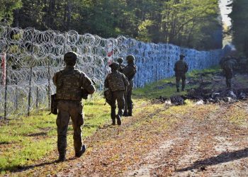 żołnierze granica ogrodzenie