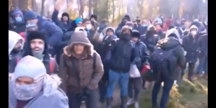 Imigranci siłowo szturmowali granicę! Wstrząsające nagranie [WIDEO]