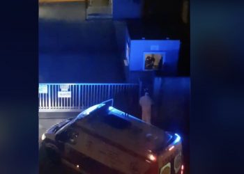 Karetka czekała pod szpitalem a ochroniarz… spał. Nagranie bije rekordy popularności [WIDEO]