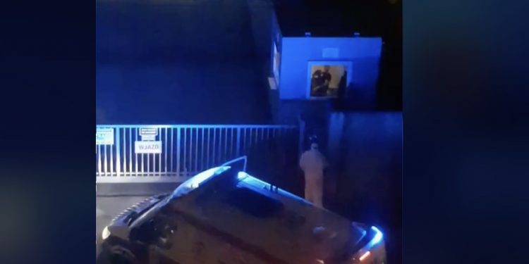 Karetka czekała pod szpitalem a ochroniarz… spał. Nagranie bije rekordy popularności [WIDEO]