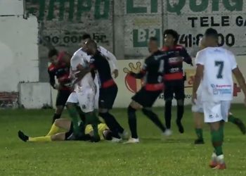 Piłkarz otrzymał żółtą kartkę i bestialsko zaatakował sędziego. „Odpowie za próbę zabójstwa” [WIDEO]