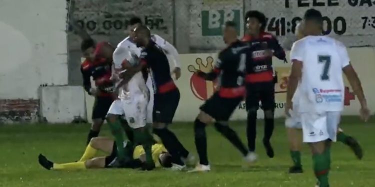 Piłkarz otrzymał żółtą kartkę i bestialsko zaatakował sędziego. „Odpowie za próbę zabójstwa” [WIDEO]