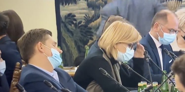 Poseł PiS zasnął podczas komisji sejmowej? Teraz tłumaczy [WIDEO]