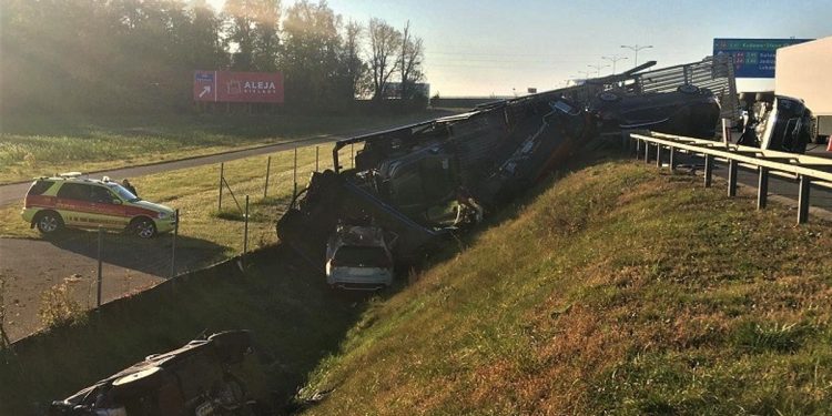 Laweta staranowała ciężarówkę! Groźny wypadek na obwodnicy
