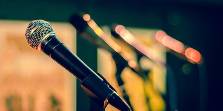 Dziennikarka nie wiedziała, że ma włączony mikrofon. Została zwolniona z pracy