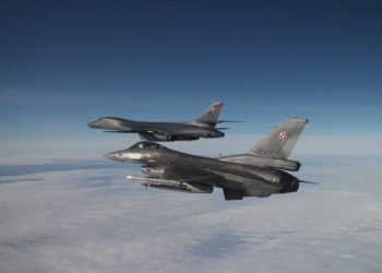 Amerykańskie bombowce nad Polską. Eskortowały je myśliwce F16