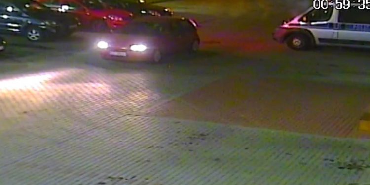 Pijany kierowca zaparkował przed… komendą policji