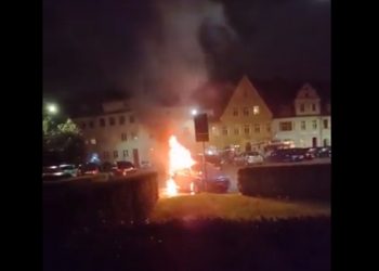 Podpalił radiowóz przed komisariatem. Zatrzymali go [WIDEO]