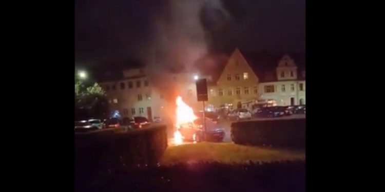 Podpalił radiowóz przed komisariatem. Zatrzymali go [WIDEO]