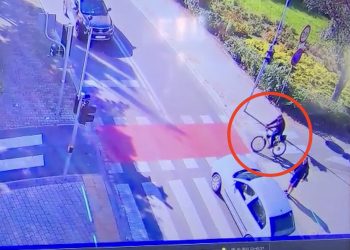 Starszy mężczyzna potrącony przez samochód. Przechodnie tylko patrzyli, zamiast mu pomóc [WIDEO]