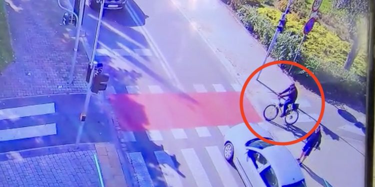 Starszy mężczyzna potrącony przez samochód. Przechodnie tylko patrzyli, zamiast mu pomóc [WIDEO]